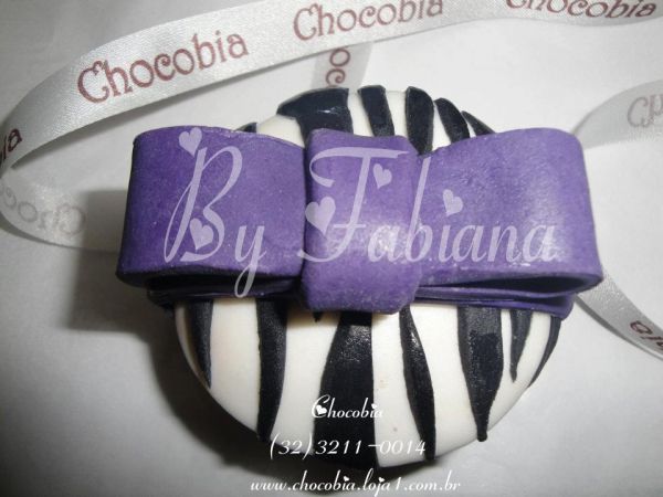 Cupcake Zebra com Laço Roxo