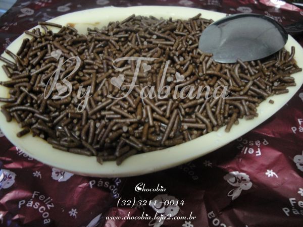 Ovo de Páscoa de Colher Branco com Brigadeiro